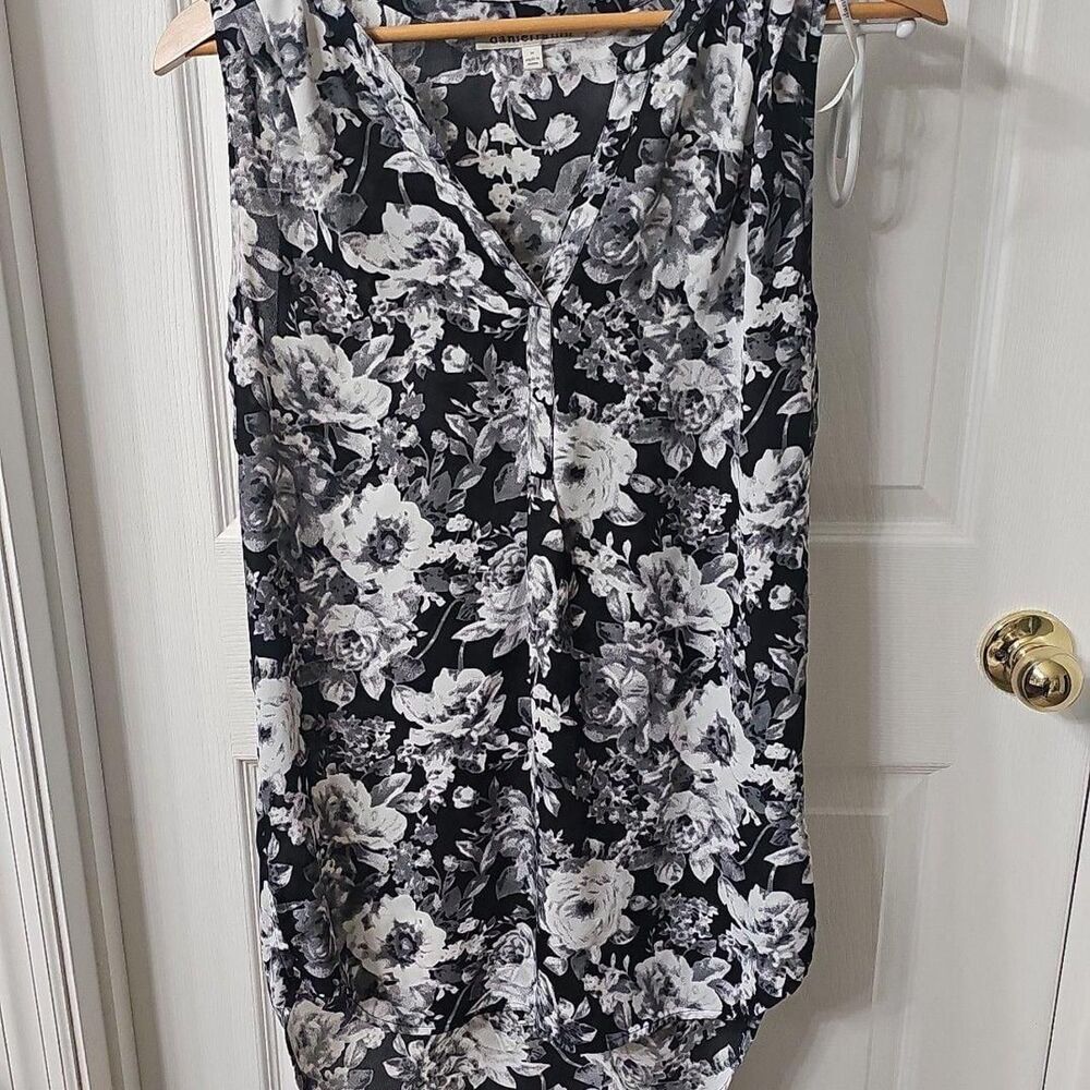 Daniel Rainn Black and White Floral Sleeveless V-Neck Blouse Size S